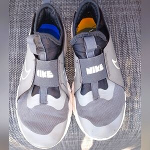 Boys Nikes Slip On Size 3.5Y Grey and White Clean